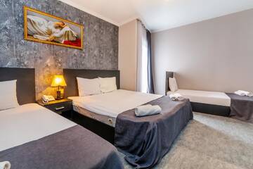 Фото номера Семейный номер с балконом Отель Hotel Marlyn г. Тбилиси 7