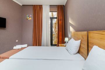 Фото номера Стандартный двухместный номер с 2 отдельными кроватями Отель Hotel Marlyn г. Тбилиси 2