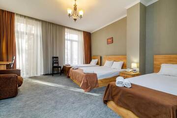 Фото номера Четырехместный номер Делюкс Отель Hotel Marlyn г. Тбилиси 6
