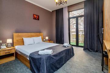 Фото номера Двухместный номер Делюкс с 1 кроватью и балконом Отель Hotel Marlyn г. Тбилиси 3