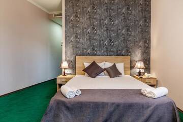 Фото номера Двухместный номер Делюкс с 1 кроватью и балконом Отель Hotel Marlyn г. Тбилиси 2