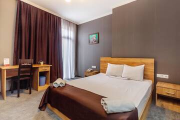 Фото номера Двухместный номер с 2 отдельными кроватями и видом на горы Отель Hotel Marlyn г. Тбилиси 2