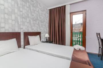 Фото номера Двухместный номер с 2 отдельными кроватями Отель Hotel Marlyn г. Тбилиси 2