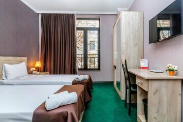 Фото номера Двухместный номер с 2 отдельными кроватями и видом на город Отель Hotel Marlyn г. Тбилиси 2
