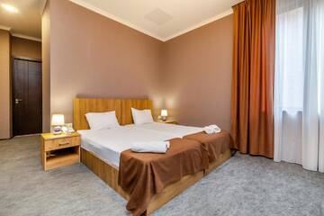 Фото номера Двухместный номер с 2 отдельными кроватями и балконом Отель Hotel Marlyn г. Тбилиси 5