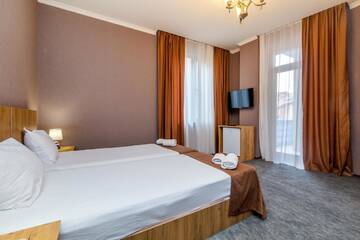 Фото номера Двухместный номер с 2 отдельными кроватями и балконом Отель Hotel Marlyn г. Тбилиси 6