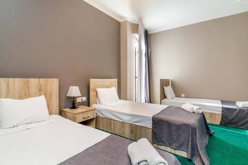Фото номера Трехместный номер «Комфорт» Отель Hotel Marlyn г. Тбилиси 3