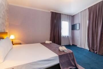 Фото номера Номер Делюкс с кроватью размера «king-size» Отель Hotel Marlyn г. Тбилиси 3