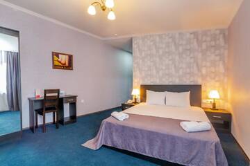 Фото номера Номер Делюкс с кроватью размера «king-size» Отель Hotel Marlyn г. Тбилиси 4