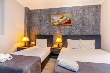 Фото номера Семейный номер с балконом Отель Hotel Marlyn г. Тбилиси 4