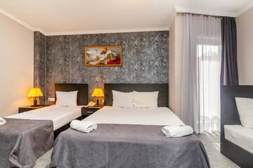 Фото номера Семейный номер с балконом Отель Hotel Marlyn г. Тбилиси 3