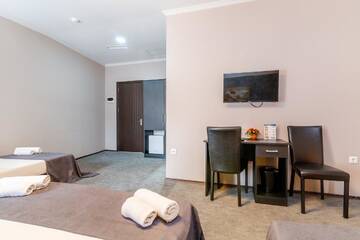 Фото номера Семейный номер с балконом Отель Hotel Marlyn г. Тбилиси 6