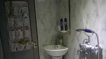 Фото номера Трехместный номер с основными удобствами Гостевой дом Guest House On Asatiani г. Тбилиси 14