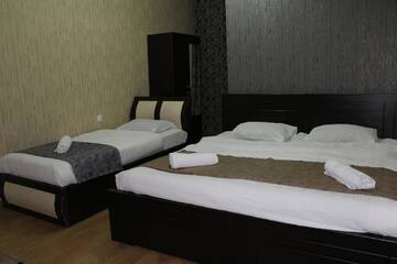 Фото номера Стандартный трехместный номер Отель Hotel Elegant г. Тбилиси 3