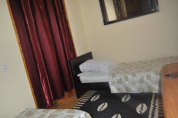 Фото номера Бюджетный двухместный номер с 2 отдельными кроватями Отель Hotel Your Comfort г. Тбилиси 12