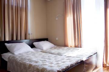 Фото номера Двухместный номер с 2 отдельными кроватями и балконом Отель Hotel Your Comfort г. Тбилиси 5