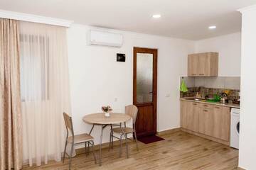 Фото номера Апартаменты с видом на сад Гостевой дом Guest House Beautiful Tbilisi г. Тбилиси 11