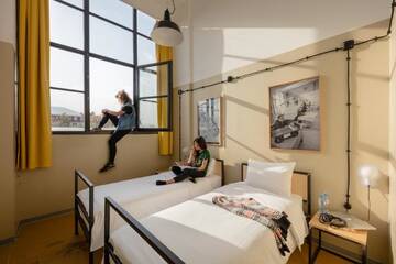 Фото номера Двухместный номер с 2 отдельными кроватями Отель Fabrika Hostel &amp; Suites г. Тбилиси 2