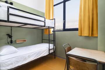 Фото номера Двухместный номер эконом-класса с 2 отдельными кроватями Отель Fabrika Hostel &amp; Suites г. Тбилиси 3