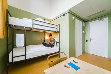 Фото номера Двухместный номер эконом-класса с 2 отдельными кроватями Отель Fabrika Hostel &amp; Suites г. Тбилиси 4