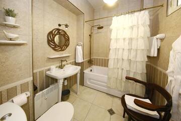 Фото номера Двухместный номер Делюкс с 1 кроватью и балконом Отель Bloom Boutique Hotel г. Тбилиси 7