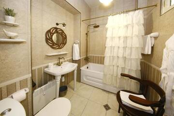 Фото номера Двухместный номер Делюкс с 1 кроватью и балконом Отель Bloom Boutique Hotel г. Тбилиси 4