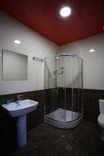 Фото номера Стандартный четырехместный номер Отель Hotel Okriba Tbilisi г. Тбилиси 5