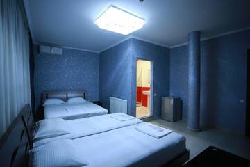 Фото номера Стандартный четырехместный номер Отель Hotel Okriba Tbilisi г. Тбилиси 6