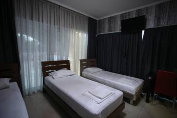 Фото номера Стандартный трехместный номер Отель Hotel Okriba Tbilisi г. Тбилиси 6
