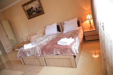 Фото номера Четырехместный номер с ванной комнатой Отель Hotel Luxor г. Тбилиси 6