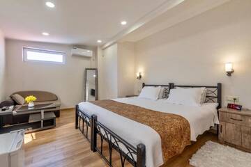 Фото номера Номер с кроватью размера «king-size» Отель Q&amp;B Hotel г. Тбилиси 2