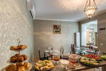 Фото номера Семейный номер Делюкс Отель Q&amp;B Hotel г. Тбилиси 29