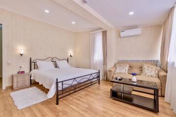 Фото номера Семейный номер Делюкс Отель Q&amp;B Hotel г. Тбилиси 23