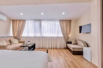 Фото номера Семейный номер Делюкс Отель Q&amp;B Hotel г. Тбилиси 24