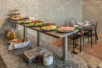 Фото номера Семейный номер Делюкс Отель Q&amp;B Hotel г. Тбилиси 31