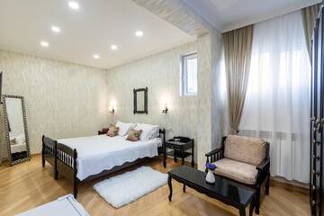 Фото номера Улучшенный номер с кроватью размера «king-size» Отель Q&amp;B Hotel г. Тбилиси 3