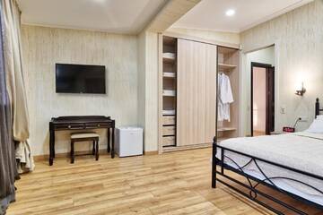 Фото номера Семейный номер Делюкс Отель Q&amp;B Hotel г. Тбилиси 10