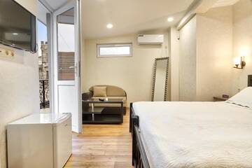 Фото номера Номер с кроватью размера «king-size» Отель Q&amp;B Hotel г. Тбилиси 5