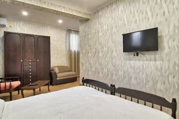 Фото номера Улучшенный номер с кроватью размера «king-size» Отель Q&amp;B Hotel г. Тбилиси 5