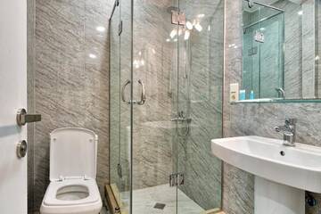 Фото номера Номер с кроватью размера «king-size» Отель Q&amp;B Hotel г. Тбилиси 10