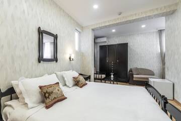 Фото номера Улучшенный номер с кроватью размера «king-size» Отель Q&amp;B Hotel г. Тбилиси 6