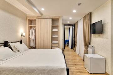 Фото номера Номер с кроватью размера «king-size» Отель Q&amp;B Hotel г. Тбилиси 11