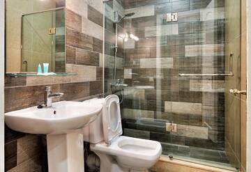 Фото номера Номер с кроватью размера «king-size» Отель Q&amp;B Hotel г. Тбилиси 9