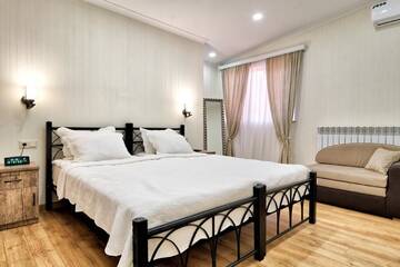 Фото номера Номер с кроватью размера «king-size» Отель Q&amp;B Hotel г. Тбилиси 2