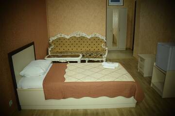 Фото номера Роскошный трехместный номер Отель Hotel Kourosh г. Тбилиси 4