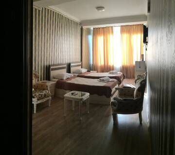 Фото номера Двухместный номер Делюкс с 1 кроватью и балконом Отель Hotel Kourosh г. Тбилиси 3