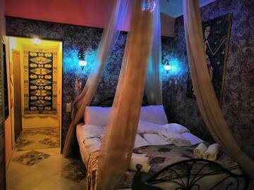 Фото номера Стандартный двухместный номер Oriental с 1 кроватью Отель Piano Borracho Boutique Hotel Old Tbilisi г. Тбилиси 3