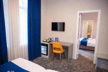 Фото номера Семейный двухместный номер с 1 кроватью Отель Tribeca Hotel г. Тбилиси 4