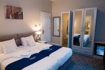 Фото номера Семейный двухместный номер с 1 кроватью Отель Tribeca Hotel г. Тбилиси 9