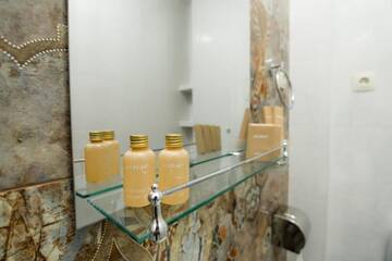 Фото номера Двухместный номер с 1 кроватью или 2 отдельными кроватями и собственной ванной комнатой Гостевой дом Big Family Guest House г. Тбилиси 24